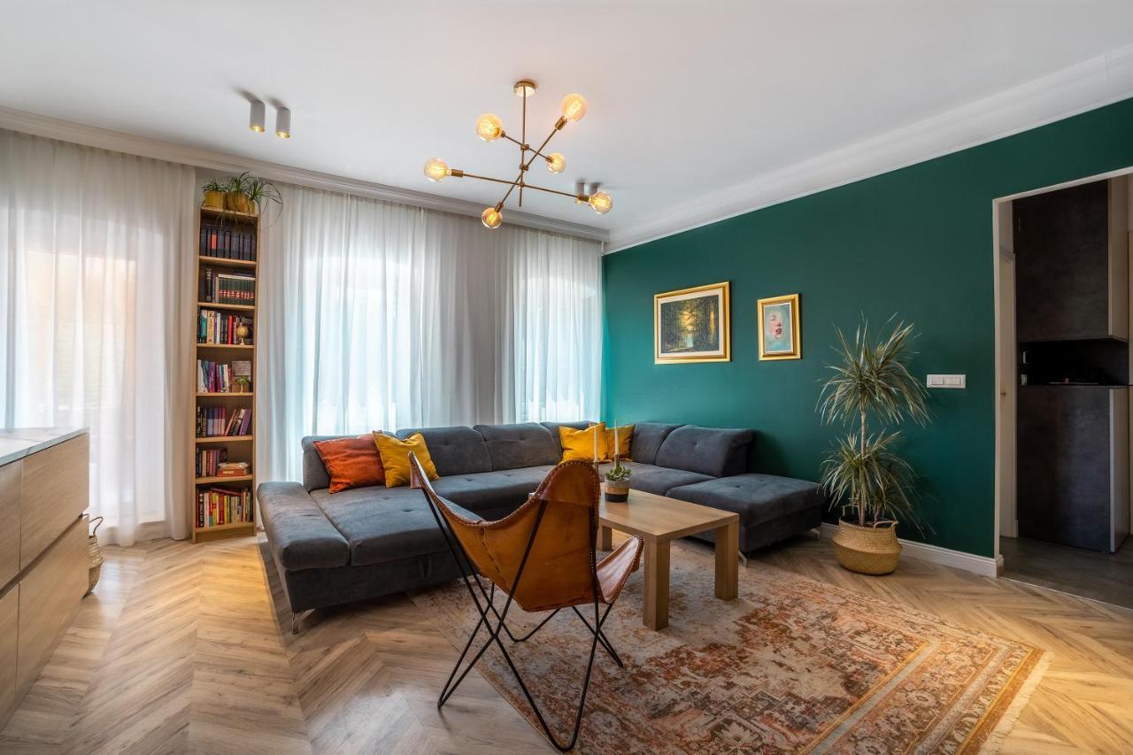 Great Location-luxury +free Parking Apartment
